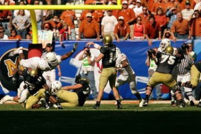 开云体育官网app-职业联赛推行赛后视频分析帮助球员持续进步，职业联赛现场